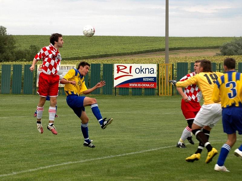 Vyhecované derby mezi Slavkovem a Stráním (ve žlutomodrém) vyhráli domácí fotbalisté těsně 1:0.