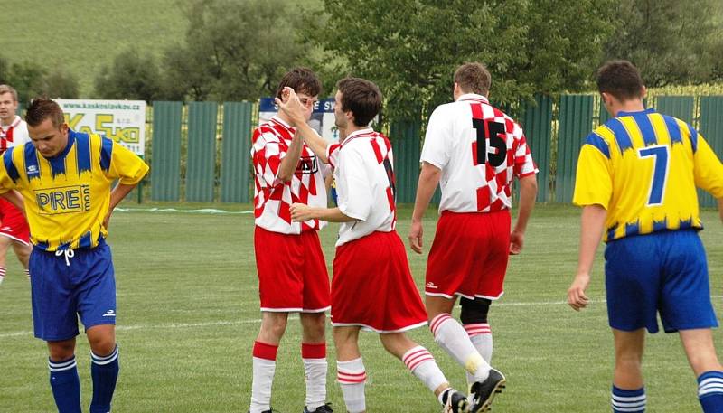 Vyhecované derby mezi Slavkovem a Stráním (ve žlutomodrém) vyhráli domácí fotbalisté těsně 1:0.