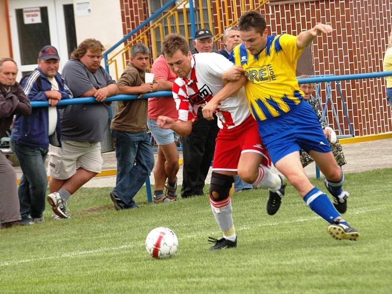 Vyhecované derby mezi Slavkovem a Stráním (ve žlutomodrém) vyhráli domácí fotbalisté těsně 1:0.