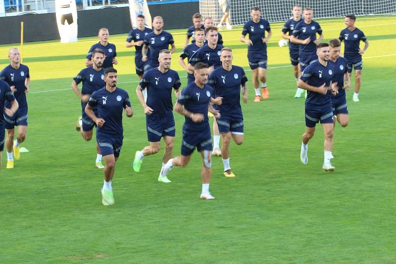 Fotbalisté Slovácka se ve středu večer pod dohledem trenéra Martina Svědíka připravovali na první, čtvrteční domácí zápas předkola Konferenční ligy s AIK Stockholm.