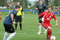 Fotbalistu Louk Tomáše Buršu (u míče) Petr Janda (vlevo) z Admiry Hulín uhlídal, navíc se i jednou trefil. Svým výkonem k vítězství hostů pomohl i Jakub Šenkeřík (vzadu). 