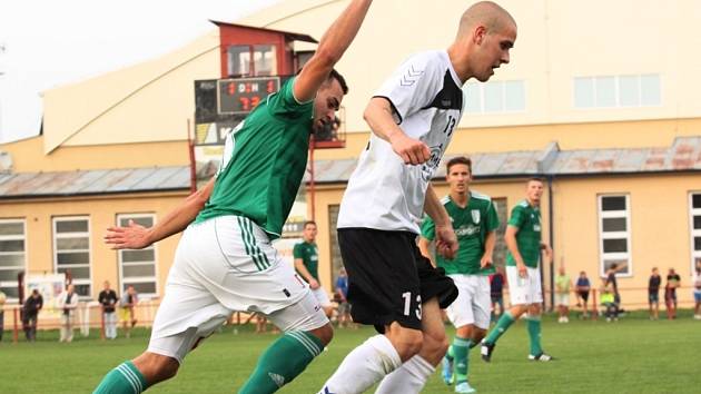 Fotbalisté Uherského Brodu (v bílém) remizovali ve 3. kole divize D s Bystrcí 1:1.