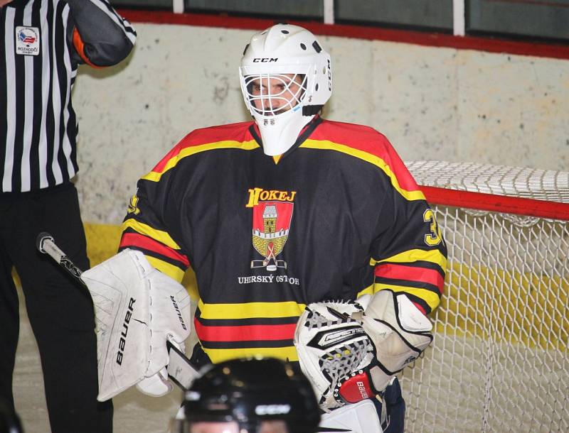 Hokejisté HC Uherské Hradiště (v bílém) podlehli v derby Uh. Ostrohu 4:7