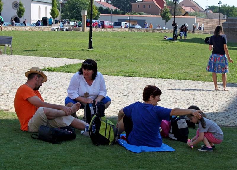 Desítky kilometrů měli za sebou věřící poutníci, kteří dorazili v sobotu dopoledne na Velehrad.