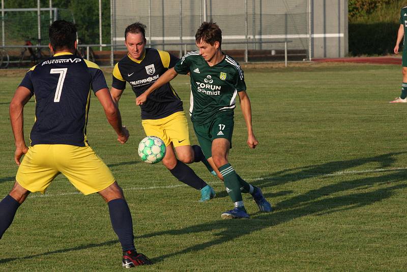 Fotbalisté Prakšic (modrožluté dresy) v I. kole krajského poháru Zlínska podlehli favorizované Nivnici 0:3.