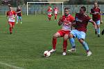 Fotbalisté Slavkova (bíločervené dresy) na úvod nové sezony zdolali Velký Ořechov 1:0.