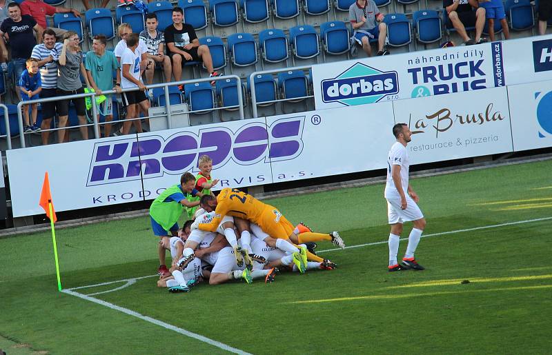 Fotbalisté Slovácka /v bílých dresech/ zvítězili ve 2. kole FORTUNA:LIGY nad Baníkem Ostrava 2:1