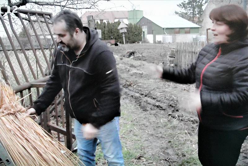 Slovácké Velikonoce na televizní obrazovce. Manželé Pavlicovi - představují výrobu došků.