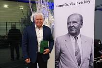 Předseda OFS Uherské Hradiště František Miko převzal Cenu dr. Václava Jíry za celoživotní zásluhy o rozvoj fotbalu.