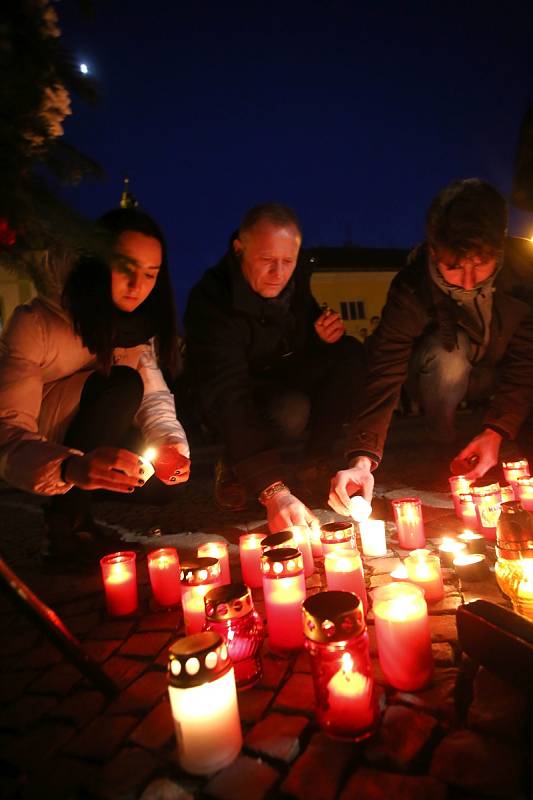 Pietní akt k uctění památky Jana Palacha na Mariánském náměstí v Uherském Hradišti.