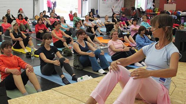 Pod vedením lektorky si ženy zacvičily pilates.