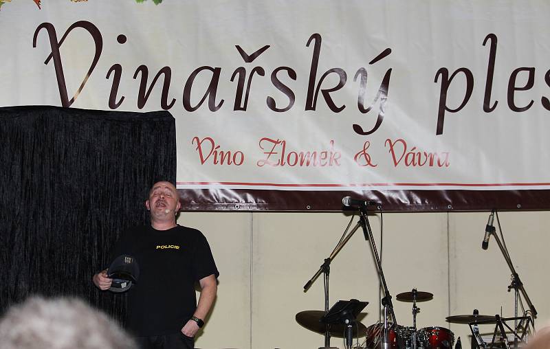 Sportovní hala v Hluku hostila jubilejní 10. Vinařský ples, který uspořádalo vinařství Zlomek a Vávra z Boršic u Blatnice.