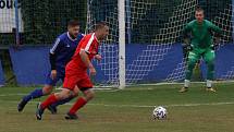 Fotbalisté Kunovic (modré dresy) ve 3. kole krajské I. A třídy skupiny B podlehli Újezdci 1:4.