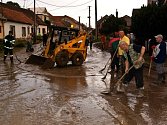 Starosti s bahnem, vodou i poškozeným nábytkem mají v těchto dnech ve třech obcích Slovácka. Odklízení následků pondělní povodně bude trvat několik týdnů.