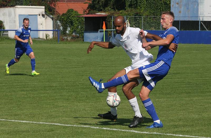 Fotbalisté Slovácka B (bílé dresy) v 6. kole MSFL podlehli Uničovu 1:2.