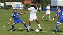 Fotbalisté Slovácka B (bílé dresy) v 6. kole MSFL podlehli Uničovu 1:2.