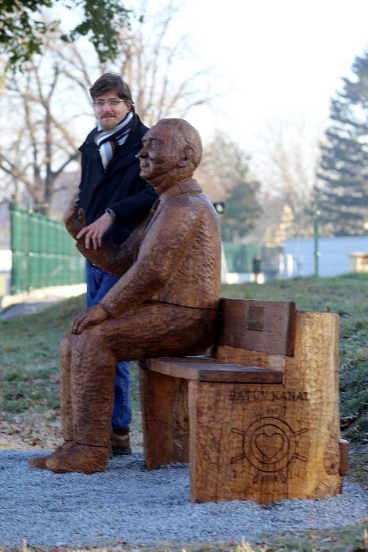 Slavnostní odhalení pamětní lavičky se sochou Jana Antonína Bati na břehu řeky Moravy v Uherském Hradišti. Na snímku autor Tomáš Měsíček.
