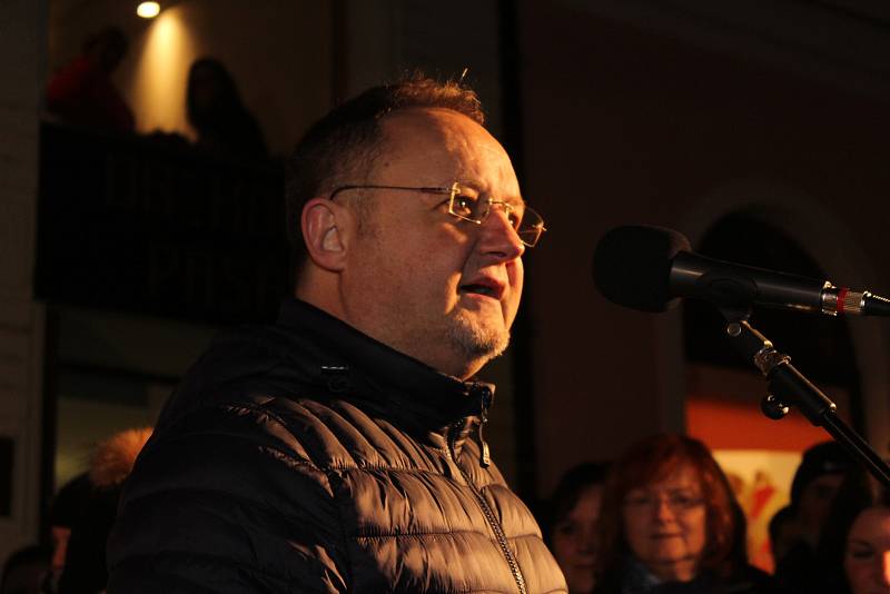 I na uherskohradišťském Masarykově náměstí před kavárnou Jiné Café se sešly stovky zpěváků, aby si šesticí koled připomněly atmosféru Vánoc na akci Česko zpívá koledy.