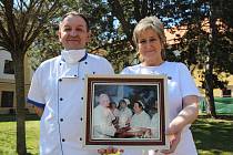 Šéfkuchař Bronislav Směšný a kuchařka Jarmila Klemešová se zarámovanou fotografií, na které jim Jan Pavel II. děkuje za oběd, který mu uvařili.
