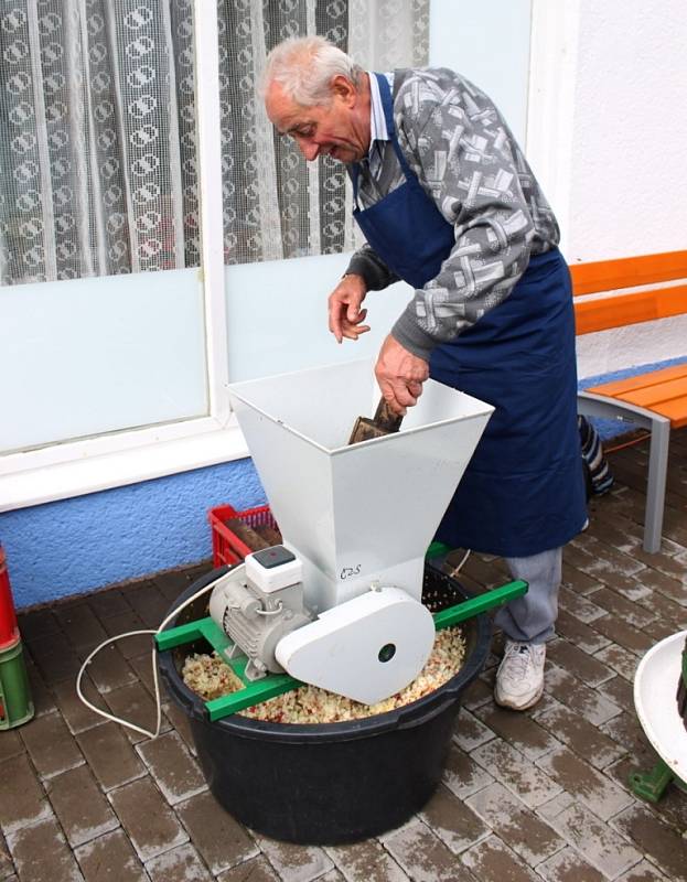 PŘEMĚNA JABLEK. Zahrádkáři se postarali o ukázku drcení jablek i presování