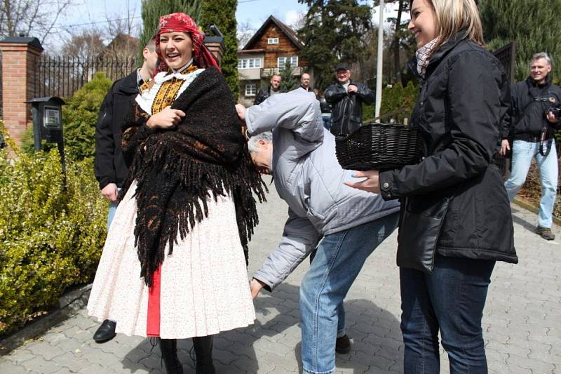 Ve Vinohradské ulici se našli muži, kteří Terezce vyšlehali.