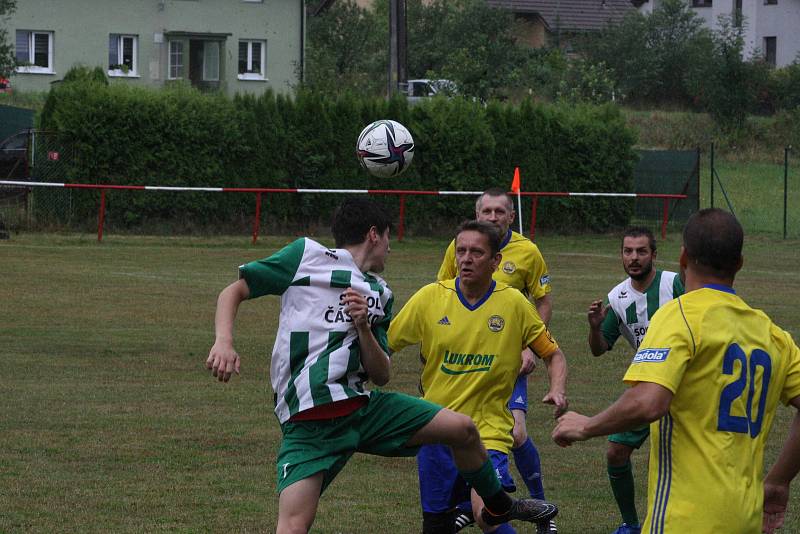 Fotbalisté Částkova (zelenobílé dresy) v rámci oslav výročí 80. let vyzvali starou gardu ligového Zlína.