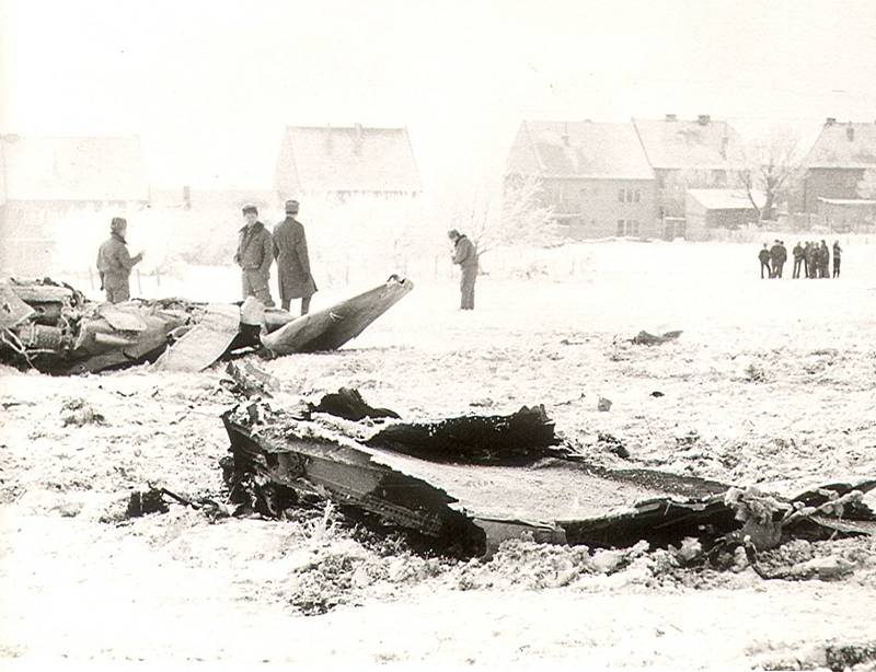 Trosky bojového MiGu 21 u Dolního Němčí po jeho pádu 17. ledna 1979.