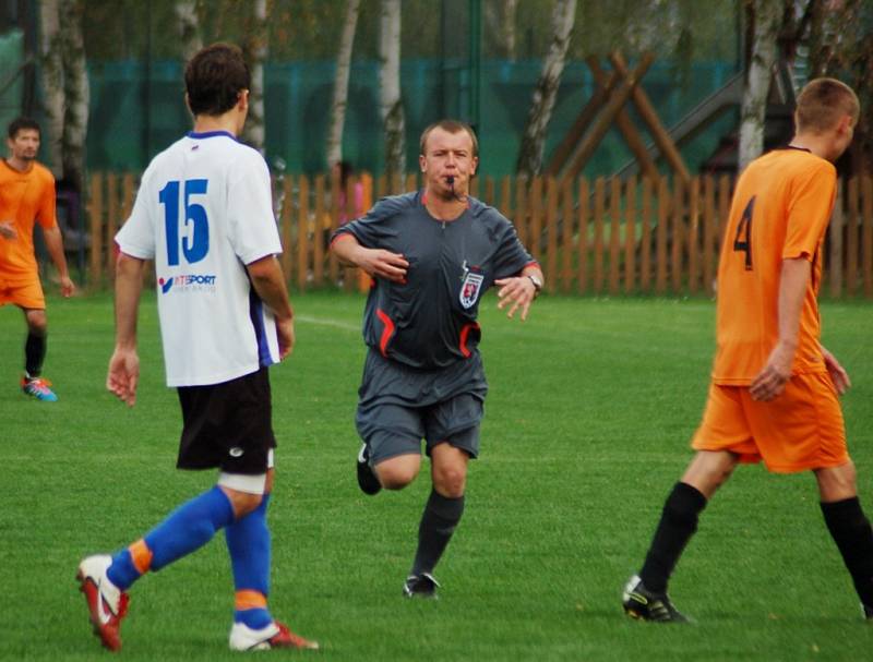 Drslavice (v bílém) doma přehrály Šumice a usadily se mezi vedoucí trojkou okresního přeboru.