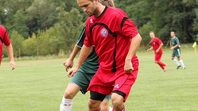 Fotbalisté Ostrožské Lhoty v duelu dvou nováčků I. B třídy porazili Nivnici 2:0. Na snímku domácí Jiří Jurčeka.