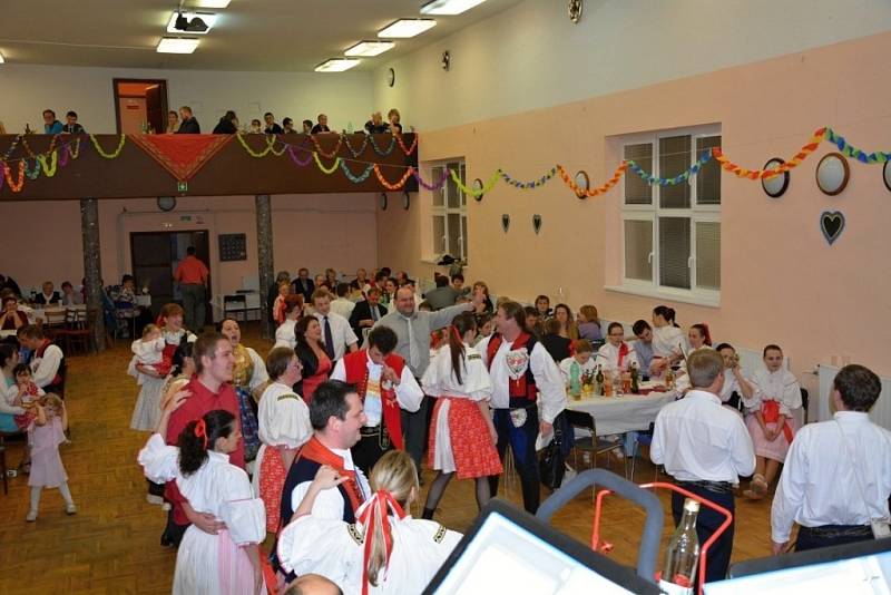 Sálem kulturního domu v Horním Němčí doslova až po strop zaplněným návštěvníky i skupinkami vystupujících se o druhé lednové sobotě mohl pochlubit 6. ročník tamního Hopsáckého plesu. 