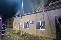 V Huštěnovicích museli krátce po jedenácté hodině večerní v úterý 3. července zasahovat hasiči při požáru rodinného domu.