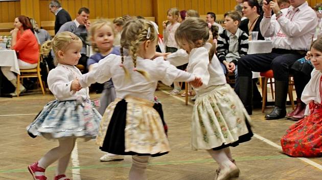 V boršickém kulturním době  panovala příjemná plesová atmosféra krojovaných dětí.