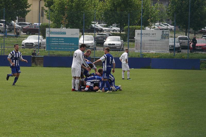 Fotbalisté Kunovic (bílé dresy) ve 21. kola krajské I. A třídy skupiny B podlehli Nedachlebicím 3:5.