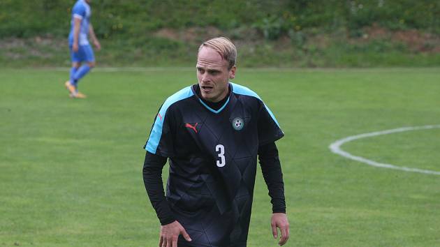 Záložník Osvětiman Jiří Perůtka vedl tým v Koryčanech coby hrající trenér. 
