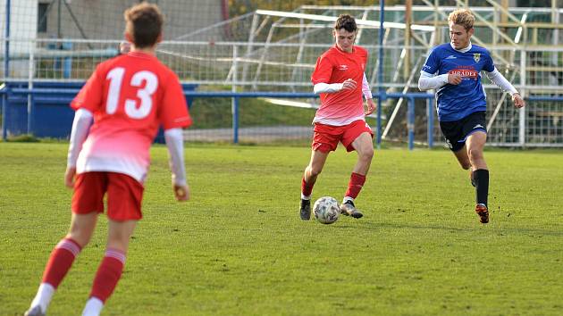 Mladší dorostenci Starého Města (modré dresy) v závěrečném domácím zápase podzimní části zdolali Třinec B 2:0.