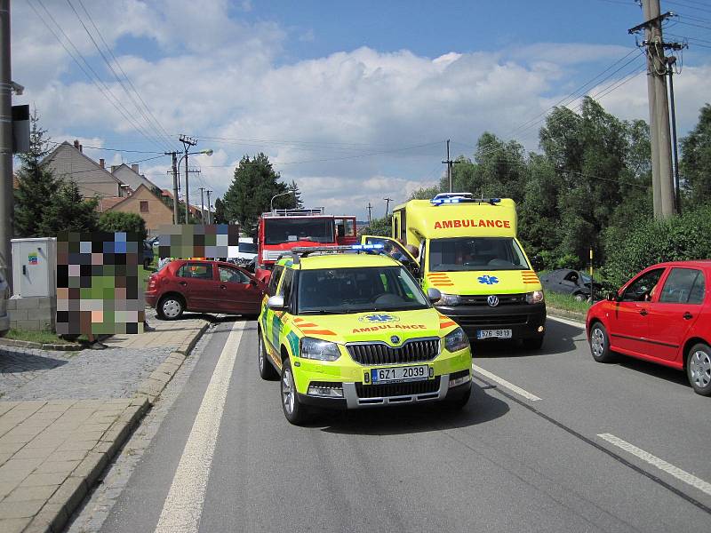 Kvůli čelnímu střetu dvou automobilů ve Strání musela být do nemocnice převezena také celá rodina včetně malého dítěte a těhotné ženy.