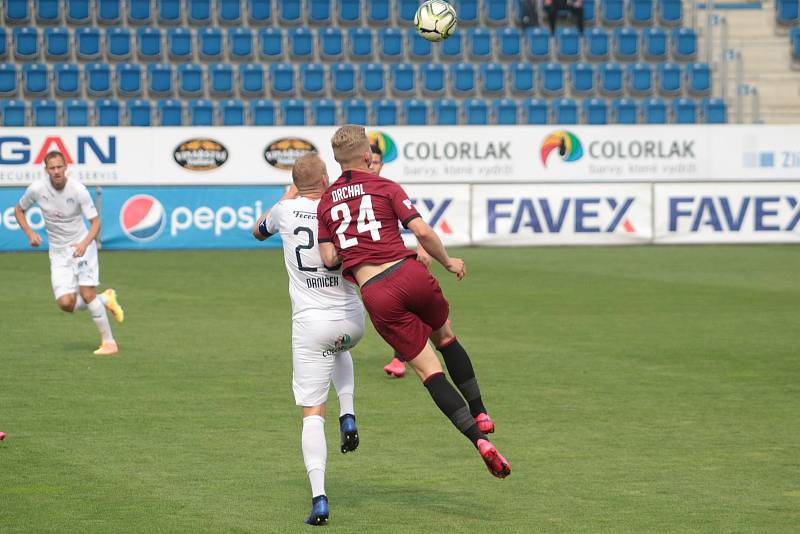 Fotbalisté Slovácka (v bílých dresech) v posledním zápase základní části FORTUNA:LIGY prohráli se Spartou 0:2