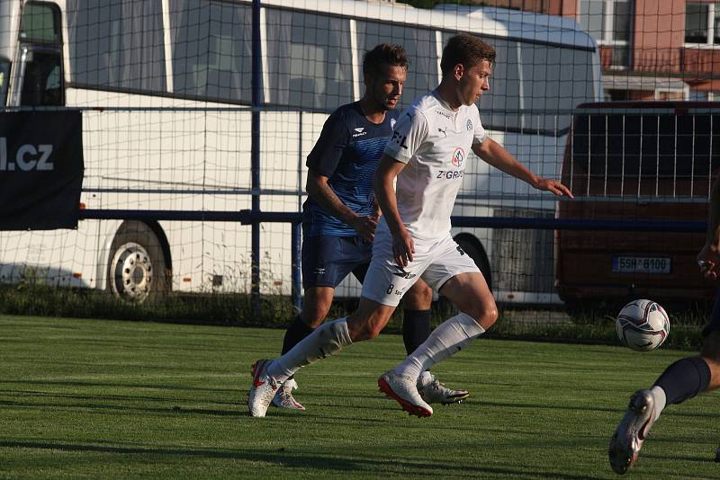 Fotbalisté Slovácka (bílé dresy) na úvod letní přípravy přehráli druholigový Vyškov 6:1.