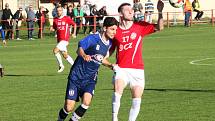 Fotbalisté Uherského Brodu (v červených dresech) podlehli v 10. kole MSFL vedoucí Líšni 0:4.