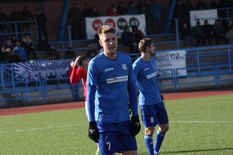 Fotbalisté Uherského Brodu (červené dresy) v 19. kole MSFL podlehli doma na Lapači Otrokovicím 2:3.