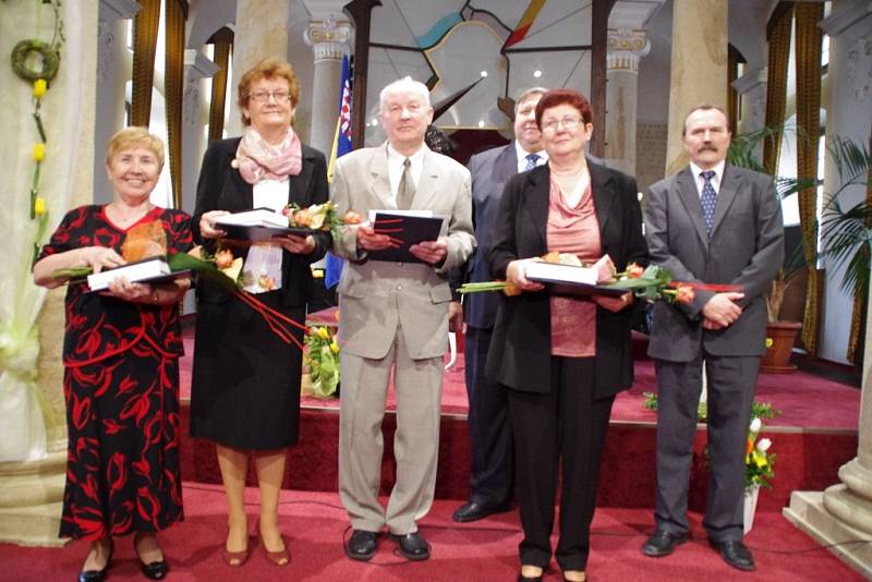 Dvě desítky pedagogických pracovníků ocenili představitelé Zlínského kraje ve středu 26. března ve Sloupovém sále Muzea J.A. Komenského v Uherském Brodě.