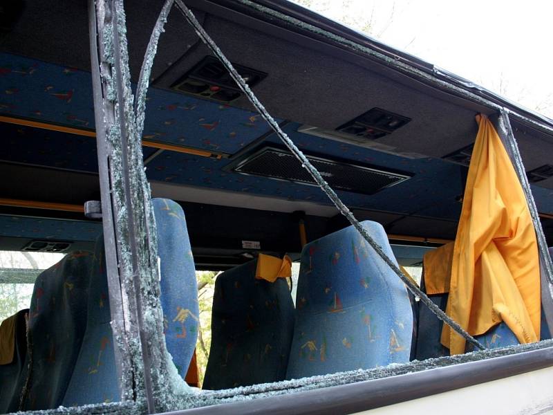 Při čtvrteční srážce autobusu s kamionem u Buchlovicu se zranilo 14 lidí. Nehoda se ale obešla bez vážnějších zranění, většinu lidí poranily střepy z proražených skel autobusu.