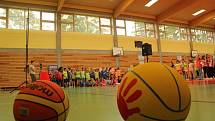 Reprezentanti přijeli do boršické školy ukázat dětem, jak se hraje basketbal na nejvyšší úrovni.  