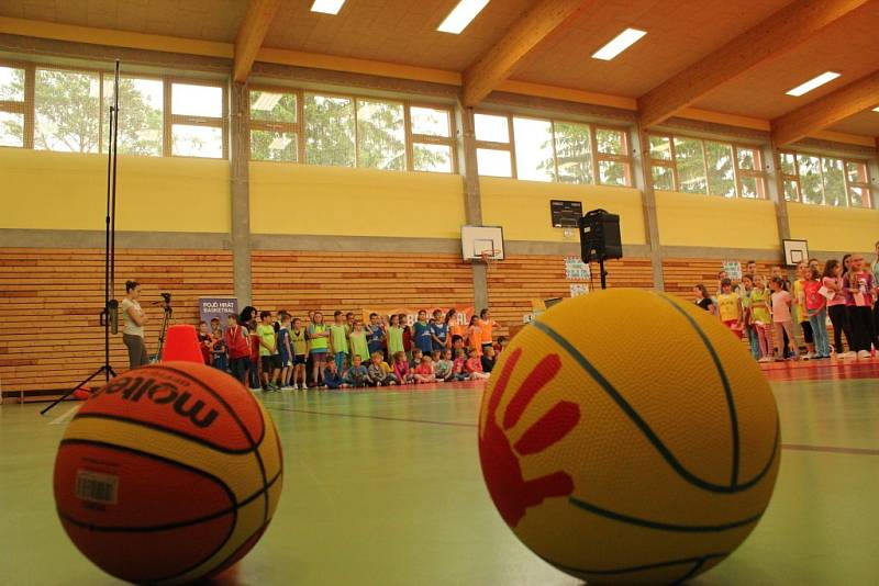 Reprezentanti přijeli do boršické školy ukázat dětem, jak se hraje basketbal na nejvyšší úrovni.  