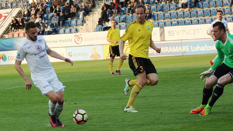 1. FC Slovácko - MFK Karviná (ve žlutém)