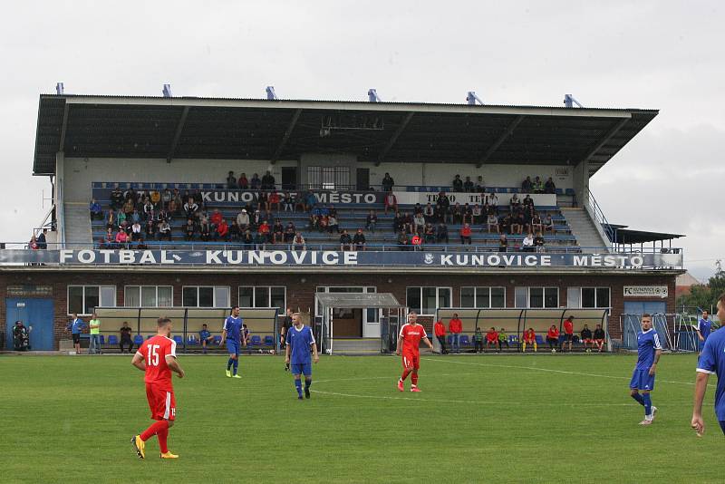 Fotbalisté Kunovic (v modrých dresech)  v 5. kole I. A třídy skupiny odlehli favorizovaným Osvětimanům 2:4.