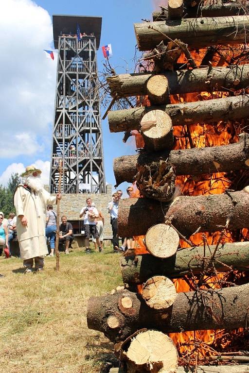 Na vrcholu Velkého Lopeníku se v sobotu 19. července uskutečnilo tradiční setkání Čechů a Slováků. 