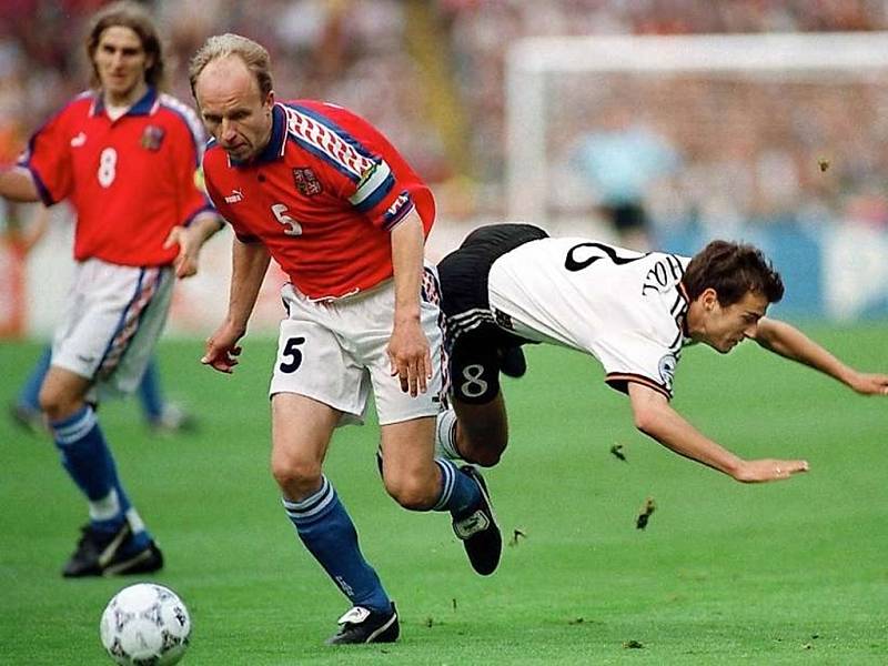 Kapitán fotbalových vicemistrů Evropy 1996 Miroslav Kadlec dokázal z pozice stopera podpořit útok. Ve finále to poznal i německý Mehmet Scholl, který vzájemný souboj neustál a tvrdě dopadl na zem. Nakonec se ale mohl radovat.