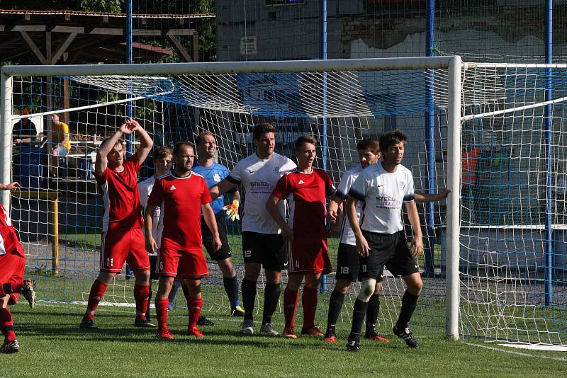 Fotbalisté Ořechova (bílé dresy) v prvním zápase nové sezony zdolali Uherský Ostroh 7:2.