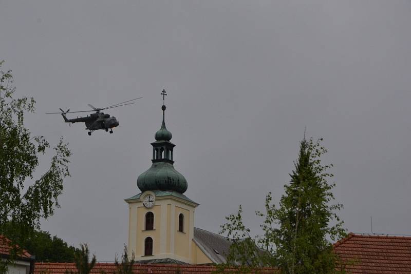 Uctění památky Oldřicha Pechala v Osvětimanech zpestřil přílet vrtulníku.